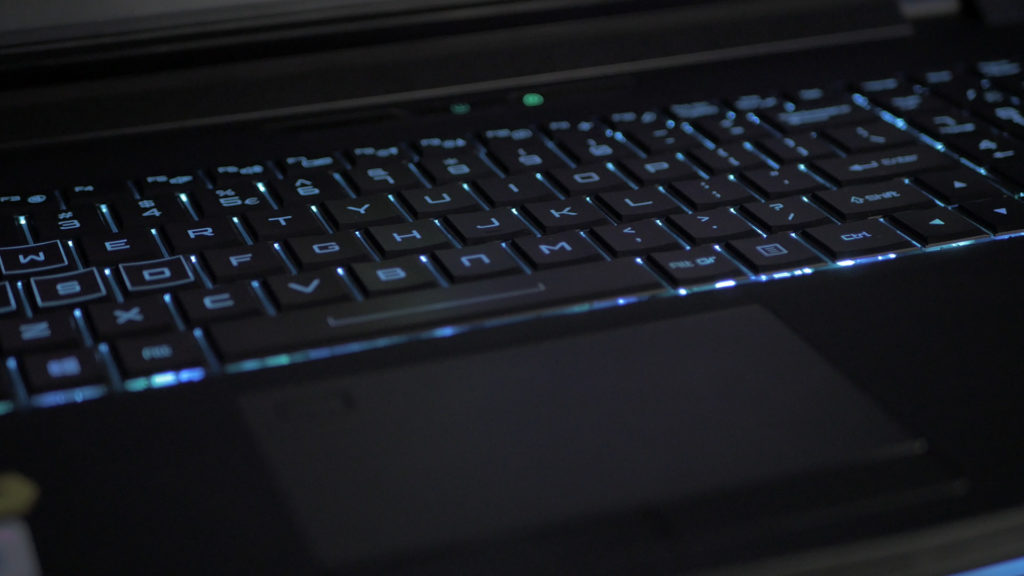 podświetlana na niebiesko klawiatura RGB Hyperbook X15